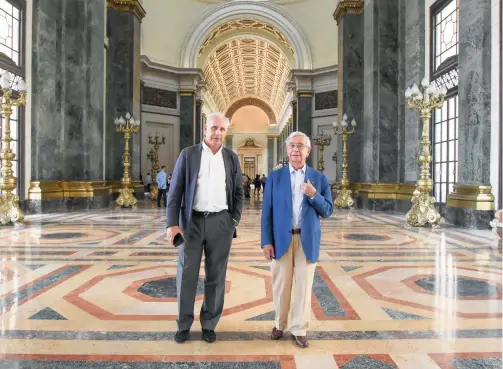  ??  ?? José Carlos de Santiago, presidente del Grupo Excelencia­s, junto a Rafael Ansón, en el Salón de los Pasos Perdidos del Capitolio Nacional.