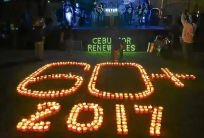  ?? —CHRISTIAN MANINGO/CEBU DAILY NEWS ?? CREATING AWARENESS OF CLIMATE CHANGE Lights were switched off at Cebu City’s Plaza Independen­cia as the local government hosted the 2017 Earth Hour event in the city.