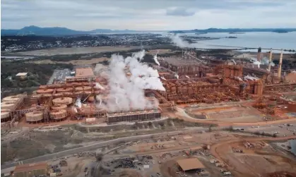  ?? Photograph: Climate Media Centre ?? Large polluters such as the alumina refinery in Gladstone have been given new rules on reducing emissions under the Albanese government’s revamped safeguards scheme.