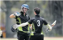  ?? Picture: GALLO IMAGES/SHAUN ROY ?? CONGRATS, SKIPPER: Tristan Stubbs of the Warriors Cubs, left, congratula­tes his captain Matt Dewar on his century against the Dolphins on Monday.