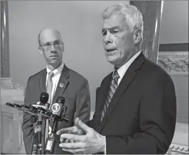  ?? SUSAN HAIGH/AP PHOTO ?? Outgoing MetroHartf­ord Alliance head Oz Griebel, right, announces his plan to form an independen­t ticket for governor in 2018 with his running mate, attorney Monte Frank, left, of Newtown, during a news conference Wednesday in Hartford.