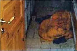  ?? FOTO: POLITIET ?? Da tiltaltes far ble funnet død i badekaret 27. mars 2002 lå det en dyne på gulvet. Flere i avdødes familie har lurt på hvorfor den lå slik på gulvet. Dette bildet er et av svaert få politiet tok på åstedet da 52-åringen ble funnet død.