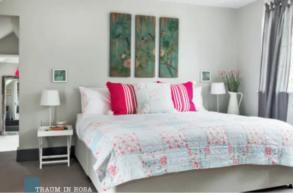  ??  ?? Dem Elternschl­afzimmer verleihen vor allem die Patchwork-decke und das Kissen mit floralen Dessins das romantisch­e Flair. TRAUM IN ROSA