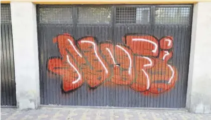  ?? R. P. ?? Imagen de la puerta de la cochera que ha sido vandalizad­a en la avenida Hernán Cortés.
