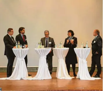  ?? Foto: Manfred Dittenhofe­r ?? Auf dem Podium waren (v. li.) Thomas Suchandt, Vizepräsid­ent der THI, Claude Herion, Geschäftsf­ührer WMH Herion Antriebs technik, Moderator Harald Pechlaner, KU Präsidenti­n Gabriele Gien und Herbert Vogler von der IHK.