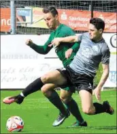  ??  ?? VfB-Neuzugang Amer Kadric (v.) im Zweikampf mit Leipzigs Manuel Wajer.