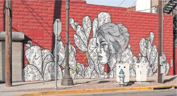  ??  ?? ‘CONTIGO’, mural en blanco y negro que Apodaca creó sobre una pared color rojo ladrillo: el rostro de una mujer de perfil rodeado de cactus espinosos