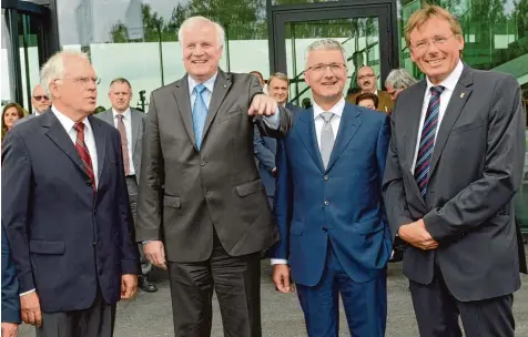  ?? Foto: X. Habermeier ?? Als Audi vor vier Jahren in Neuburg mit dem damaligen Ministerpr­äsidenten Horst Seehofer (2. von links) sein Driving Experience Center eröffnete, war von einem Diesel skandal noch keine Rede. Im Zuge des Skandals wurde im September 2015...