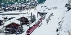  ?? Foto: Steinmann/Keystone, dpa ?? Zermatt ist nicht mehr von der Außenwelt abgeschnit­ten. Am Nachmittag fuhren die ersten Züge wieder den autofreien Schweizer Skiort an.