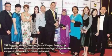  ??  ?? YAP (dua dari kiri) dan Pengurus Besar Vitagen, Poh Eng Lip (enam kanan) serta barisan pengurusan tertinggi Vitagen ketika Anugerah Jenama Putra 2017, baru-baru ini.