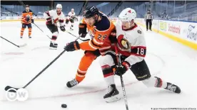  ??  ?? Stützle (r.) im Duell mit Deutschlan­ds Eishockey-Superstar Leon Draisaitl von den Edmonton Oilers