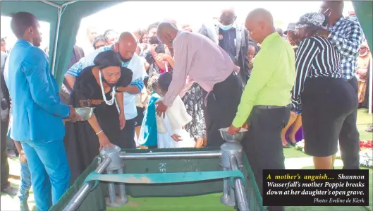  ?? Photo: Eveline de Klerk ?? A mother’s anguish… Shannon Wasserfall’s mother Poppie breaks down at her daughter’s open grave.