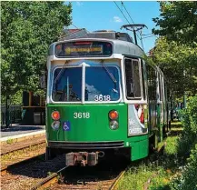 ?? ?? Un metro ligero circula en la conocida como Green Line de Boston.