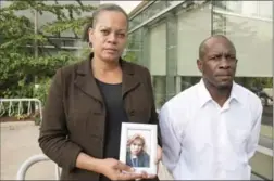  ?? BRYON JOHNSON, METROLAND ?? Brampton’s Alyson McKitty and Stanley Stewart with a photo of their 27-year-old daughter Taquisha, who is currently on life support at Brampton Civic Hospital. She remains on life support even though doctors have declared her dead.