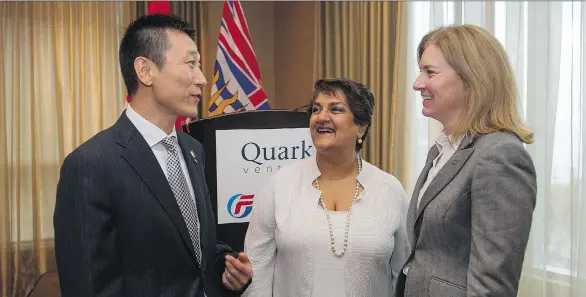  ?? RICHARD LAM ?? Jianyuan Sha, left, general manager of GuangFa HK Investment (GF Securities); Karimah Es Sabar, CEO of Quark Venture Inc.; and Nancy Harrison, CEO of Methylatio­n Sciences Inc., appear at a news conference announcing a venture fund dedicated to...