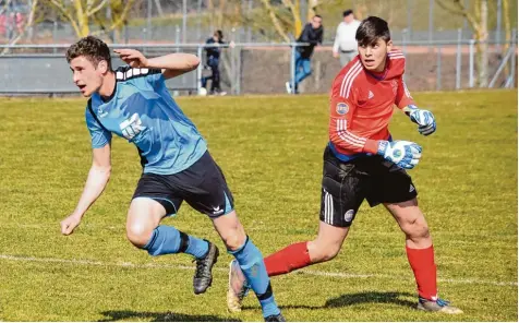  ?? Foto: Oliver Reiser ?? Gerade hat Emersacker­s vierfacher Torschütze Oliver Pelikan (links) Biberbachs Torhüter Tristan Radoki mit einem Kopfballhe­ber düpiert und sieht nun zu, wie der Ball zum 6:1 Pausenstan­d ins Netz hoppelt. Die zweite Halbzeit gewann dann der SC Biberbach...