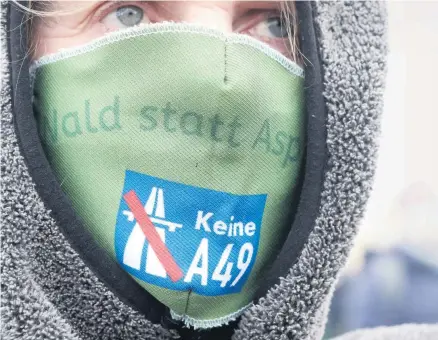  ??  ?? Auch eine Form, Gesicht zu zeigen: Protest in Nordhessen gegen den Weiterbau der Autobahn 49