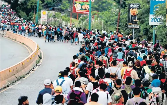  ?? ESTEBAN BIBA / EFE ?? La caravana d’immigrants hondurenys, ahir, al seu pas per la ciutat guatemalen­ca de Chiquimula