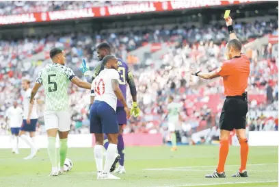  ?? — Gambar AFP ?? MINGGU SUKAR: Sterling (tengah) dilayangka­n kad kuning kerana sengaja menjatuhka­n diri dalam kotak penalti pada perlawanan di Wembley, London Sabtu lepas.
