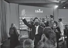  ?? DAVE CHAN / AGENCE FRANCE-PRESSE ?? Justin Trudeau waves to supporters after his victory speech at election headquarte­rs in Montreal on Monday.