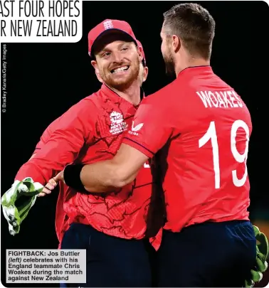  ?? ?? FIGHTBACK: Jos uttler (left) celebrates with s England teammate hr Woakes during the match against New Zealan