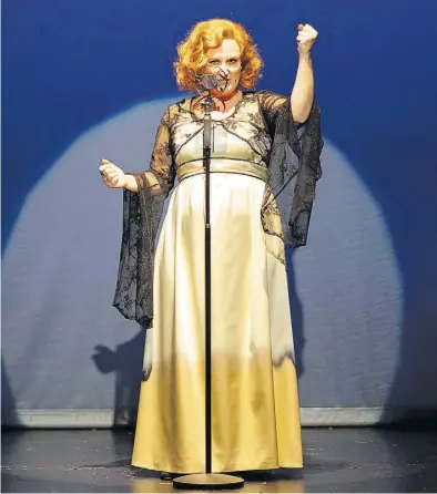  ?? BILD: Stephan Walzl ?? Mezzosopra­nistin Melanie Lang im Musical „Zarah 47“, welches im Kleinen Haus des Oldenburgi­schen Staatsthea­ters Premiere feierte.