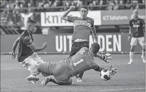  ??  ?? David Neres (l), de aanvaller van Ajax, maakt hier een doelpunt voor zijn team.
(Foto: De Telegraaf)