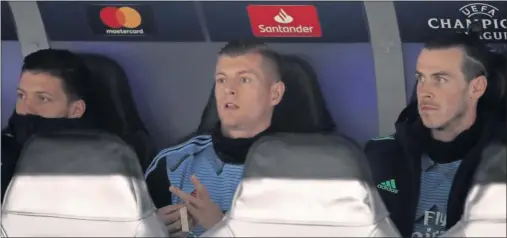  ??  ?? Jovic, Kroos y Bale, en el banquillo del Real Madrid durante el partido contra el Manchester City, en la ida de octavos de final de Champions.