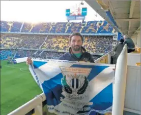  ??  ?? LA BOMBONERA. Hernán, en uno de sus viajes, viendo a Boca.