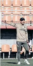  ?? /EFE. ?? Diego Simeone dirigió con intensidad la práctica y hasta mandó algunos centros.