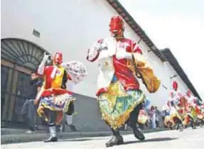  ??  ?? ELEGANCIA. Los diablos de Hojalata son personajes que bailan en los pases del niño Jesús en Riobamba. (Foto: Archivo La Hora)