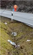  ?? Foto: Marcus Merk ?? Nach dem großen Tauwetter wird der Müll sichtbar, den Autofahrer aus dem Fenster geworfen haben. Zwischen Adelsried und Horgau Bahnhof verlor je mand Zeitungen.