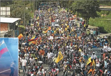  ?? FOTOS: AP ?? CALLE. La oposición aseguró que seguirá desafiando al gobierno pese a la represión.