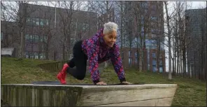  ?? (The New York Times/Nicholas Sansone) ?? Diane Butts does mountain climbers by bringing her knees up to her chest while planking in New York in February. Planks build core strength and endurance.