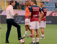  ??  ?? Filippo Inzaghi, 45 anni, discute con un gruppo di suoi giocatori GETTY