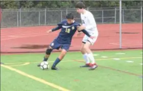  ?? THOMAS NASH — DIGITAL FIRST MEDIA ?? Radnor midfielder Eliot Hayes, right, fending off Spring-Ford’s Sal Ibarra in a postseason game, was one of the Raiders’ top performers in a run to the PIAA Class 4A final.