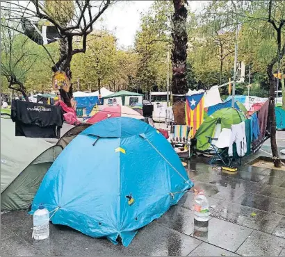  ?? EP ?? Tiendas de la acampada de la plaza Universita­t, ayer a media mañana