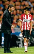  ??  ?? Van Bommel da indicacion­es al Chucky Lozano en un juego del PSV.
