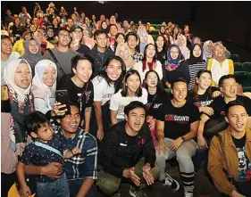  ?? HARITSAH ALMUDATSIR/JAWA POS ?? AKRAB: Susy Susanti dan Alan Budikusuma (baris kedua, kanan), para pemain pelatnas, serta bintang Susi Susanti: Love All berfoto bersama para badminton lovers setelah menonton film di Plaza Senayan tadi malam.