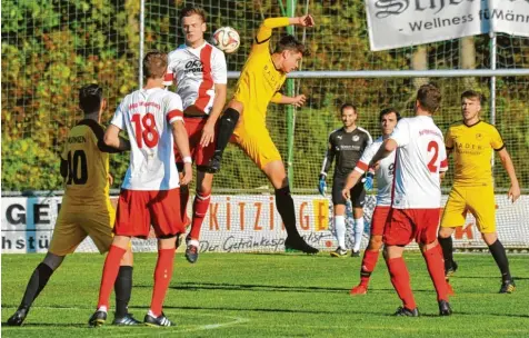  ?? Foto: Karl Aumiller ?? Im Verfolgerd­uell gegen die SpVgg Wiesenbach kassierte der FC Lauingen (in den gelben Trikots) die erste Saisonnied­erlage auf eigenem Platz. Obwohl die Mannschaft bis zum Schluss gekämpft hatte, lautete es am Ende 0:1.