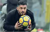  ??  ?? Parata Rino Gattuso, 39 anni, blocca un pallone a bordo campo (Ansa)