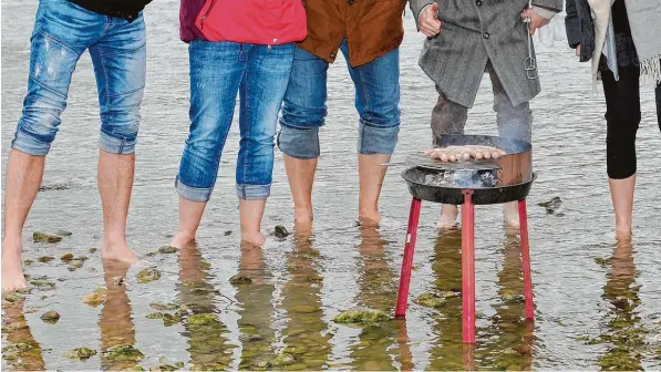  ?? Symbolfoto: Thorsten Jordan ?? Eiskalte Füße stehen im Wasser, Würste liegen auf dem Grill, Spenden für einen guten Zweck: Das sind die „Zutaten“für die sogenannte Kaltwasser Grill Challenge, die durch die Region rollt.