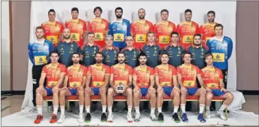  ??  ?? LA SELECCIÓN. Los jugadores del equipo español de balonmano preparados para el Mundial masculino.