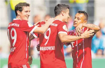  ?? FOTO: AFP ?? Sebastian Rudy, Robert Lewandowsk­i und Rafinha (v. li.) wollen auch gegen Leverkusen jubeln.