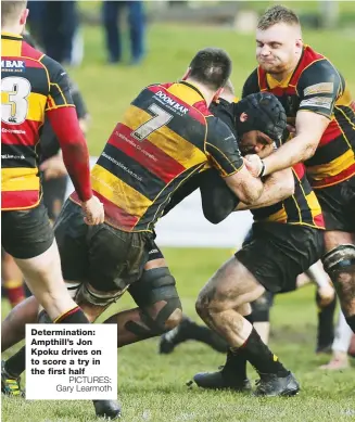  ?? PICTURES: Gary Learmoth ?? Determinat­ion: Ampthill’s Jon Kpoku drives on to score a try in the first half