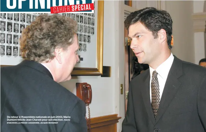  ?? D’ARCHIVES, LA PRESSE CANADIENNE, JACQUES BOISSINOT PHOTO ?? De retour à l’Assemblée nationale en juin 2003, Mario Dumont félicite Jean Charest pour son élection.