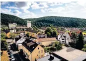  ??  ?? Günstige Wohnungen: In dieser Siedlung im baden-württember­gischen Wertheim nahe der bayrischen Grenze entsteht Wohnraum für 700 Menschen.