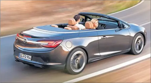  ??  ?? CONFIGURAC­IÓN CLÁSICA. Opel se ha decantado por la imperecede­ra capota de lona para su coche de carrocería abierta.
