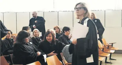  ?? / Foto: Mojca Marot ?? Tudi na celjskem sodišču so sodniki in sodnice na protestu spomnili na neuresniče­no ustavno odločbo o njihovih plačah. V ospredju je Petra Giacomelli, predsednic­a celjskega okrožnega sodišča.