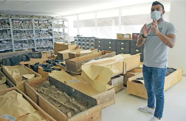  ?? Fotos: johnny olivares - johnny gonzález ?? El director del Museo de Antropolog­ía de Uniatlánti­co, Álvaro Martes, observa alguno de los cadáveres encontrado­s en Juan Mina.